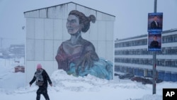 Виборча агітація на засніженій вулиці столиці Гренландії - Нуук.
