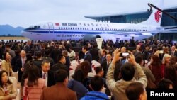 人们参加在浙江舟山波音工厂完工并向中国航空公司交付的第一架波音737Max型飞机的交付仪式。(2018年12月15日)
