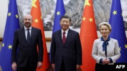 资料照:2023年12月7日,欧盟委员会主席乌尔苏拉·冯德莱恩(Ursula von der Leyen,右)和欧洲理事会主席夏尔·米歇尔(Charles Michel)在北京与中国国家主席习近平举行会晤。(欧洲理事会照片)