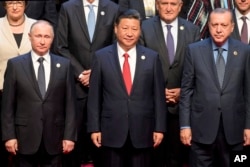中国国家主席习近平(中)与俄罗斯总统普京(左)土耳其总统埃尔多安(右)及其他国领导人在北京“一带一路”国际合作高峰论坛开幕式上合影。