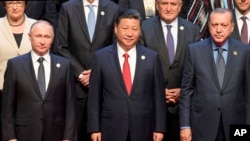 中国国家主席习近平(中)与俄罗斯总统普京(左)土耳其总统埃尔多安(右)及其他国领导人在北京“一带一路”国际合作高峰论坛开幕式上合影。