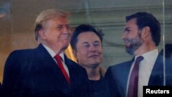 Обраний президент США Трамп разом із членами майбутньої адміністрації відвідує щорічний футбольний матч між військовими та морським флотом в Ландовері, штат Меріленд.