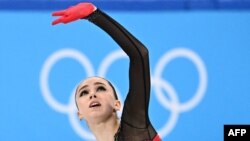 俄罗斯花样滑冰运动员卡米拉·瓦利耶娃(Kamila Valieva)在2022年北京冬季奥运会上比赛。(法新社)