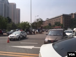 709案庭审进行中,当局星期三在法院周边街道部署警车封锁路口(美国之音叶兵拍摄)