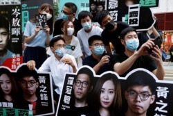 黄之锋等人在为香港泛民主派立法会议员初选参加竞选活动。(2020年7月11日)