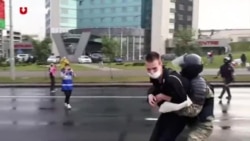 У Мінську жорстко затримують людей невідомі з кийками. Відео У Мінську жорстко затримують людей невідомі з кийками. Відео