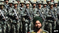 资料照:印度士兵与中国士兵。