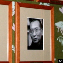 诺委会墙上刘晓波做为诺贝尔奖得主的正式照片(美国之音王南拍摄)