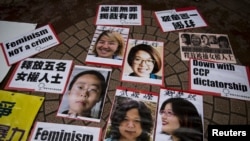香港声援者在街头展示的中国“女权五姐妹”的肖像。(资料照片)