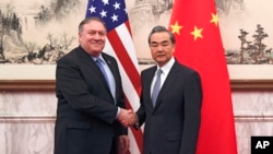 2018年10月8日美国国务卿蓬佩奥(左)和中国外交部长王毅在北京钓鱼台国宾馆会晤。