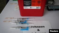资料照片:佛罗里达州迈阿密疫苗接种中心提供的强生新冠疫苗(2021年3月10日)