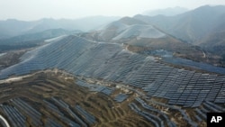 资料照片:位于中国山西省的太阳能面板。(2019年11月27日)