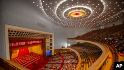 中国全国人大代表来到在北京人民大会堂参加大会闭幕式。(2020年5月28日)