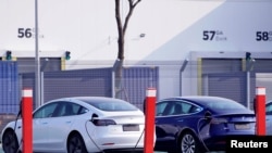 在中国的特斯拉上海厂里生产的特斯拉Model 3 电动汽车。资料照(2019年12月2日)