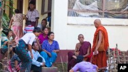 ဘူးသီးတောင် ဘုန်းတော်ကြီးကျောင်းတခုတွင် တွေ့ရသည့် မောင်တောဒေသမှ ဒုက္ခသည်တချို့။ (သြဂုတ် ၂၈၊ ၂၀၁၇) (AP Photo)