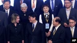 前排从左至右:前美国驻联合国大使克拉夫特、台湾陆委会主委邱垂正和台湾国防安全研究院董事长霍守业参加在台北举行的“2024台北安全对话”的集体合影。(2024年9月12日)