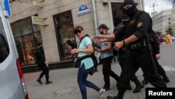 7月28日白俄罗斯军警在明斯克拘捕记者(资料照 路透社提供)