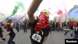 台湾人在五一劳动节在总统府前示威,扔烟雾手榴弹,要求增加工资和劳工权利(2015年5月1日)