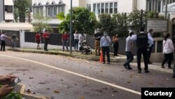 စင်္ကာပူနိုင်ငံရှိ မြန်မာသံရုံးမှာ ၂၀၂၀ ရွေးကောက်ပွဲအတွက် ကြိုတင်မဲပေးနေကြတဲ့ မြင်ကွင်း။ (ဓာတ်ပုံ - Phyo Phyo - အောက်တိုဘာ ၀၁၊ ၂၀၂၀)
