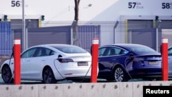 在中国的特斯拉上海厂里生产的特斯拉Model 3型电动汽车。(2019年12月2日)