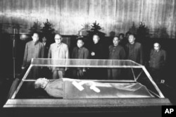 1977年9月10日,(站立者前排左起)华国锋、叶剑英、邓小平、李先念、汪东兴瞻仰毛泽东遗体
