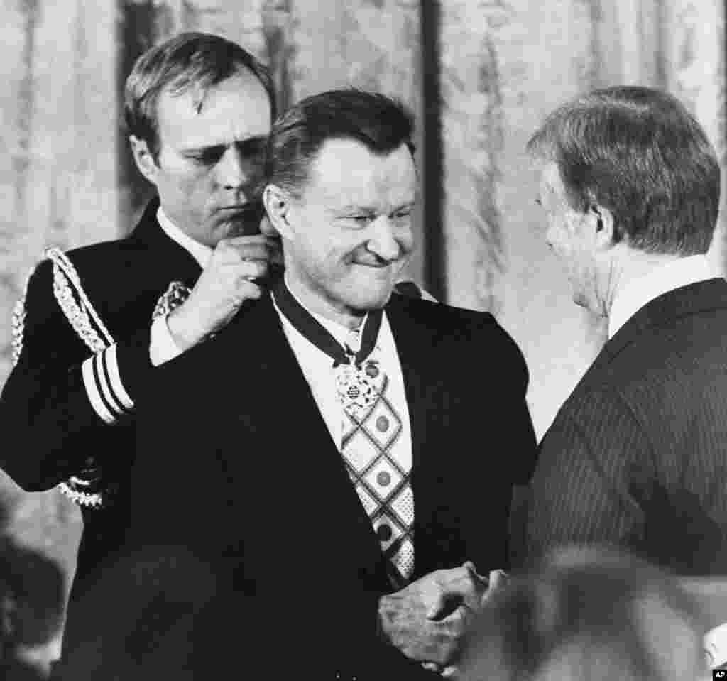 1981年1月17日,美国总统卡特把总统自由勋章授予国家安全顾问布热津斯基,嘉奖他对实现美中关系正常化所做的努力和其他成就。美国学者拉尔雷斯说,他1958年成为美国公民,很快就成为政治强硬派人物,他的布热津斯基的反苏立场对美国的外交政策产生了很大影响。拉尔雷斯说:“我认为布热津斯基与基辛格一道,在1960、1970和1980年代奠定了美国的外交政策走向。”  