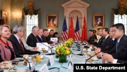 美国国务卿蒂勒森和国防部长马蒂斯与中国国务委员杨洁篪和中共中央军委联合参谋部参谋长房峰辉在美国国务院进行会谈(2017年6月21日,美国国务院图片)