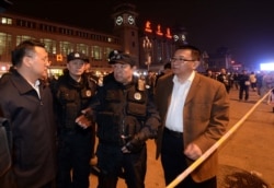 傅政华(右二)在北京火车站讲话。(2014年5月6日)