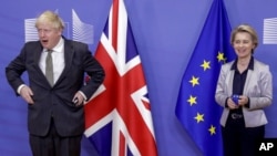 资料照:欧盟委员会主席乌尔苏拉·冯德莱恩与英国首相鲍里斯·约翰逊