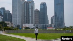 一名戴着口罩的男子行走在空空荡荡的香港金融区。(2020年3月27日)