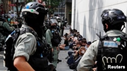 香港防暴警察拘押了利用午餐时间抗议国旗法的示威者。(2020年5月27日)