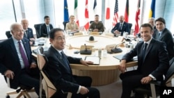 2023年5月21日G7峰会工作会: 左起依次为:日本首相岸田文雄、美国总统拜登、德国总理肖尔茨、英国首相苏纳克、欧盟委员会主席冯德莱恩、乌克兰总统泽连斯基、欧洲理事会主席米歇尔、意大利驻日本大使贝内代蒂 、加拿大总理特鲁多和法国总统马克龙