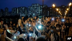 香港学生伸出五指敦促港府回应五大诉求。(2019年9月19日)