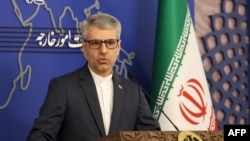 伊朗外交部发言人埃斯迈尔·巴盖伊(Esmaeil Baghaei)在德黑兰的每周新闻发布会上讲话。(2024年10月28日)