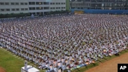 印度德里公立学校的5千名师生和家长在做瑜伽 (2014年10月20日)