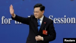 资料照片:2023年3月7日中国外交部长秦刚在两会记者会结束时挥手致意。(路透社)