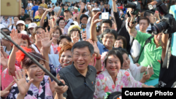 台北市长柯文哲(前排中)2017年7月16日为世界大学生运动会打气。(台北世大运官方照片)