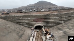 中国公司在秘鲁钱凯(Chancay)建造的钱凯多功能港口码头正在施工。(资料照片:2023年8月22日)