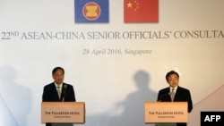 中国外交部副部长刘振民(右)与新加坡外交部常任秘书池伟强(左)在新加坡参加东盟与中国高官研讨会会召开记者会。(2016年4月28日)