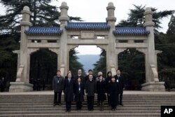 2014年2月12日,台湾陆委会主任委员王郁琦(中间戴眼镜者)和台湾代表团其他成员在南京中山陵