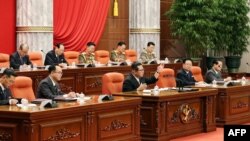 朝鲜领导人金正恩(中)2021年12月27日参加朝鲜劳动党第八届中央委员会第四次全体会议。