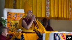 西藏精神领袖达赖喇嘛在印度达兰萨拉的一个寺院里举行宗教仪式。(2018年3月2日)