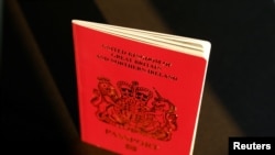 英国国民海外护照(路透社照片)