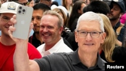 苹果公司首席执行官蒂姆-库克(Tim Cook)在位于公司总部加利福尼亚州库比蒂诺举行的 “好奇心上头”(Wonderlust)活动上手持新款iPhone 15 Pro。(2023 年 9 月 12 日)