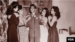 1949年代初旧金山紫禁城夜总会有“华人弗兰克·辛纳塔”之称的演员拉里·秦(译音,Larry Ching)(Courtesy DeepFocus Productions, Inc.).