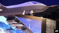 资料照:中国航空技术进出口公司在阿联酋举行的军用无人机展览会上展示可挂导弹的翼龙II型无人机模型。(2018年2月25日)
