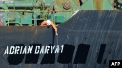 伊朗船员在直布罗陀海岸附近检查油轮新名称:Adrian Darya。此前这艘油船名称为:Grace 1。 直布罗陀拒绝美国要求扣押将油轮的请求。