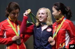 在里约奥运会女子10米气步枪射击赛中,19岁的美国选手斯拉舍赢得金牌,中国选手杜丽(左)荣获银牌,易思玲(右)得到铜牌(2016年8月6日)