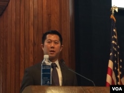 美国华裔精英组织“百人会”公布的题为 《起诉‘中国间谍’》的 报告的作者、华裔律师安德鲁·金(Andrew Kim)在“百人会”为其报告举行的发布会上。(2017年5月20日) (美国之音斯洋拍摄)