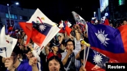 在野党国民党高雄市长候选人韩国瑜取得地方选举胜利后,他的支持者举行庆祝。(2018年11月24日)